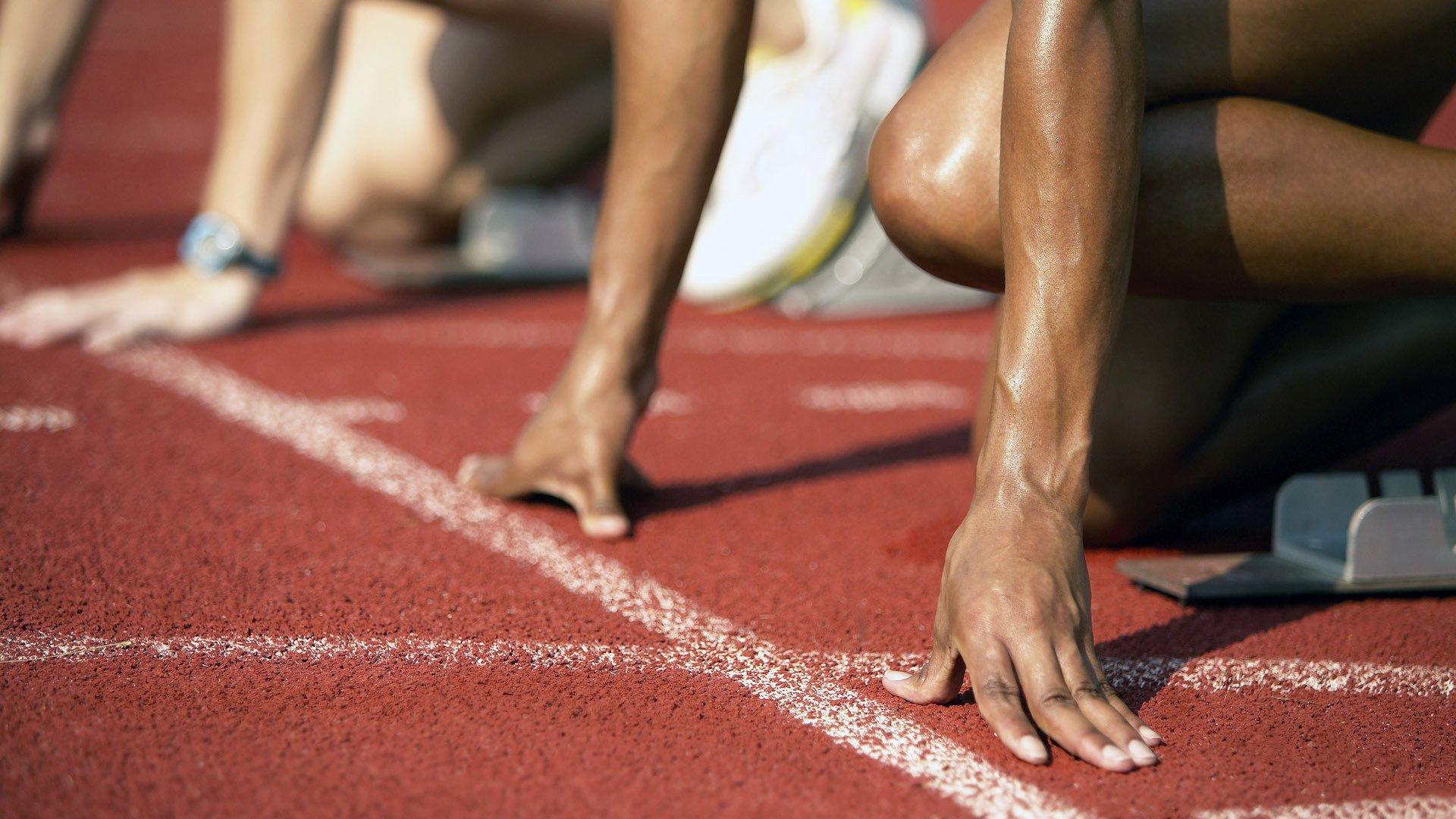 媒体人热议女篮决赛，杨毅深情寄语银牌也珍贵，女篮精神引全民共鸣